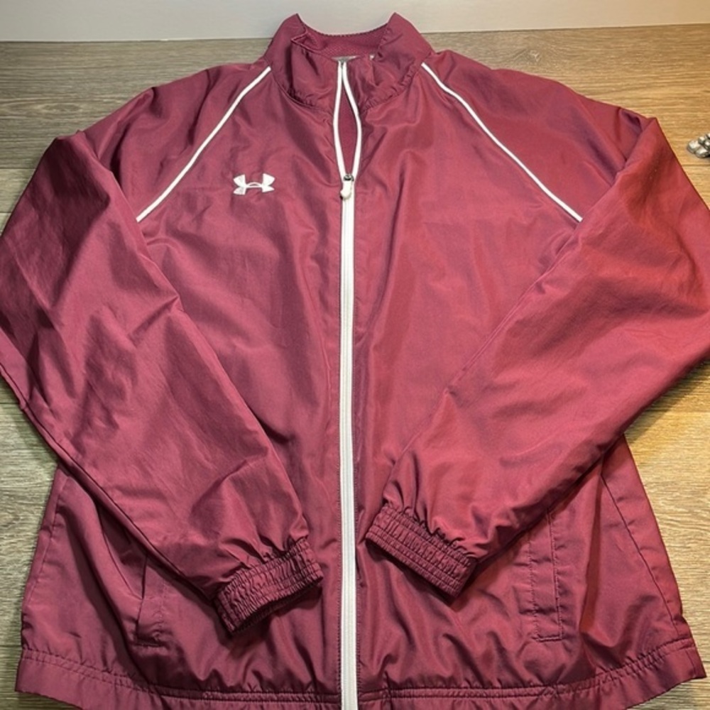 Under armour light zip up jacket size small woman’s (c18)